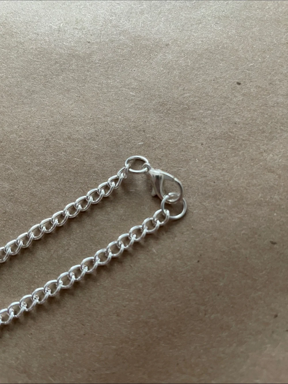 Hanging orange speckled rectangular stone necklace - Picture 5 of 6